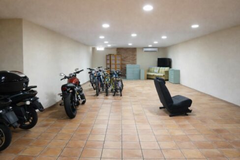 Garaje espacioso con motos y muebles