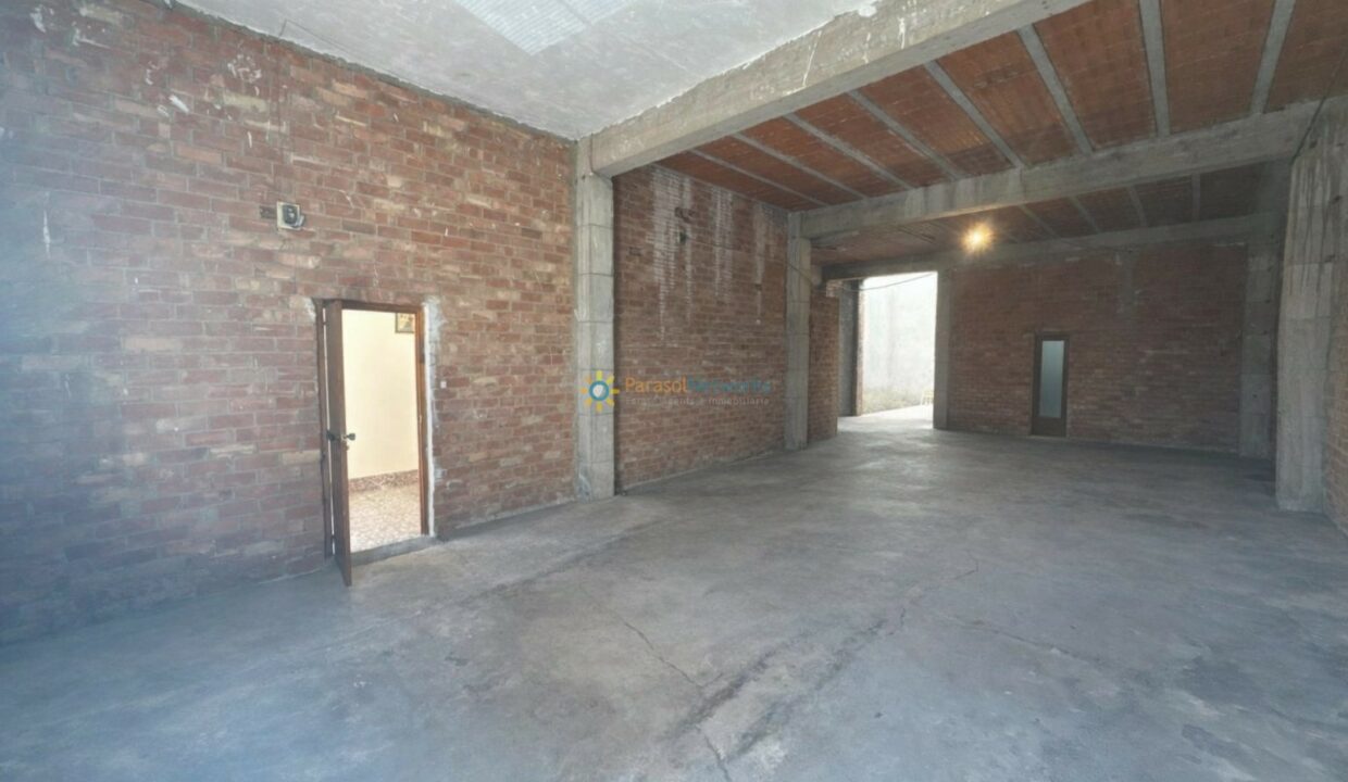 Garaje industrial con luz natural (1)