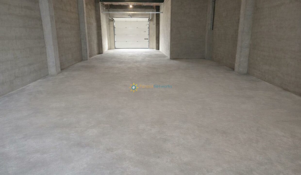 Garaje industrial vacío y ordenado