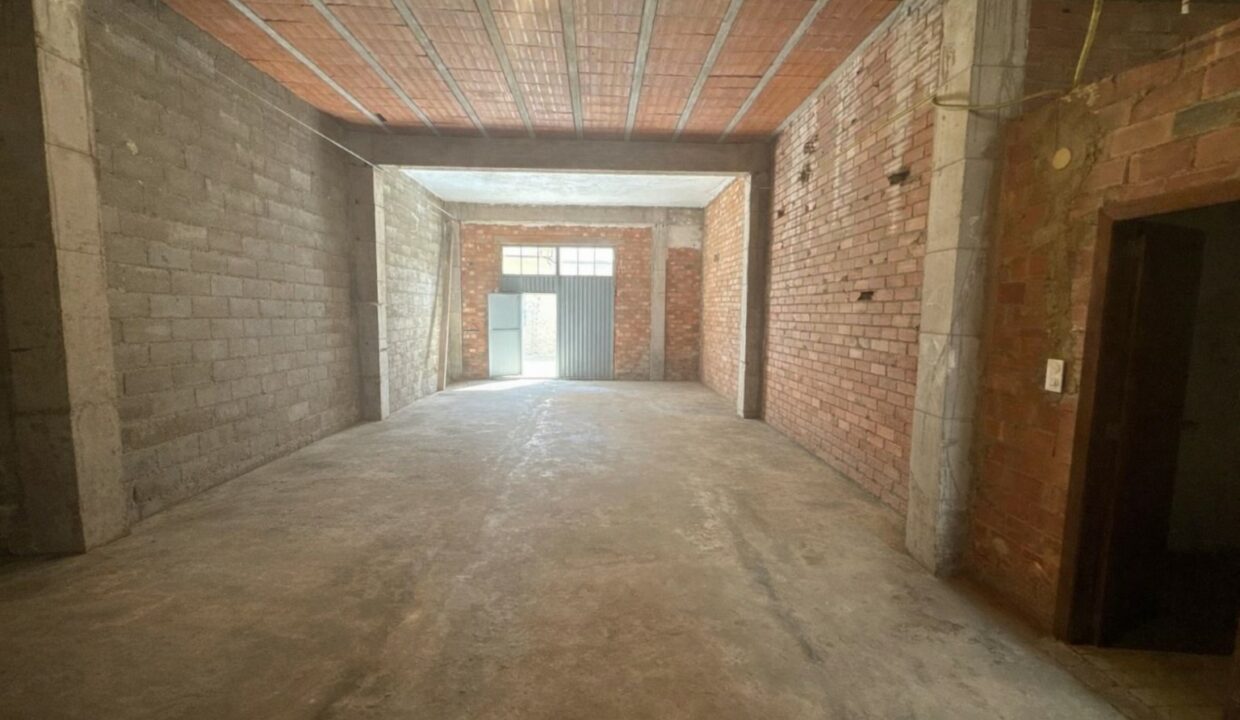 Garaje industrial vacío y sin terminar