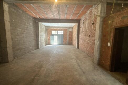 Garaje industrial vacío y sin terminar