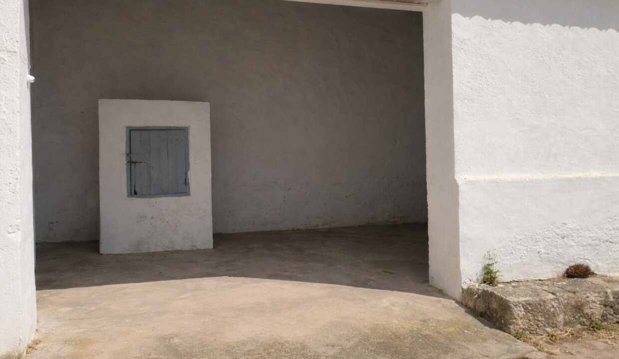 Garaje limpio con puerta azul