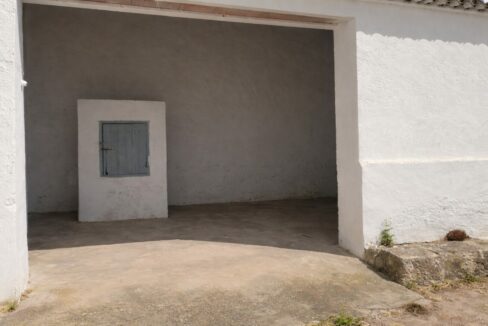 Garaje limpio con puerta azul