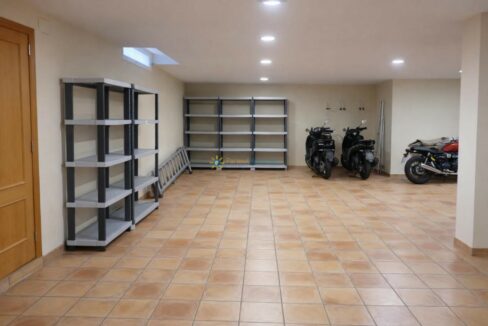 Garaje moderno con motocicletas estacionadas
