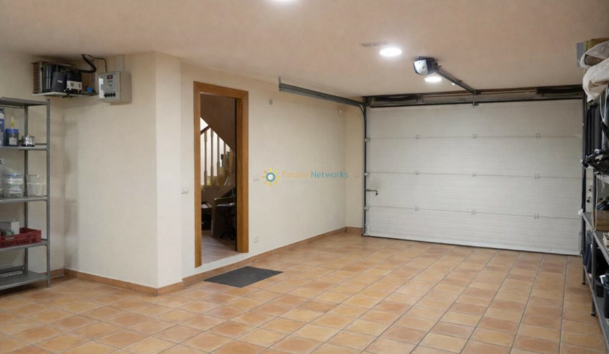 Garaje ordenado con estanterías metálicas (1)