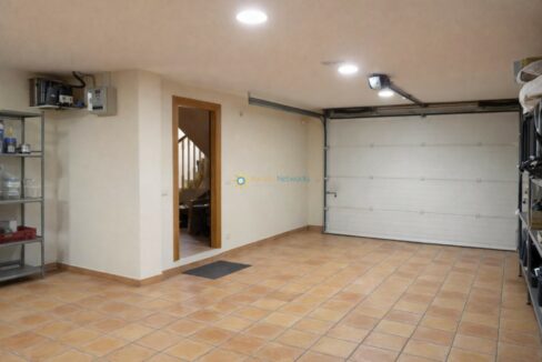 Garaje ordenado con estanterías metálicas (1)