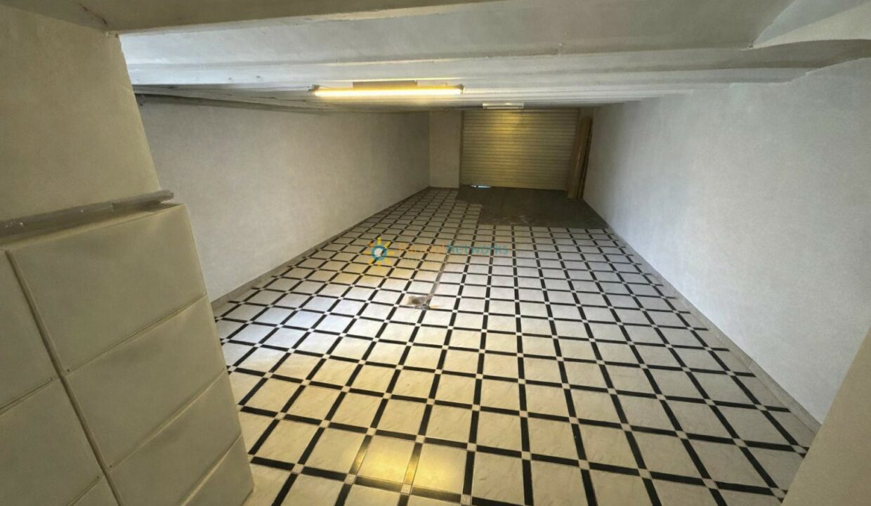 Garaje ordenado con suelo ajedrezado