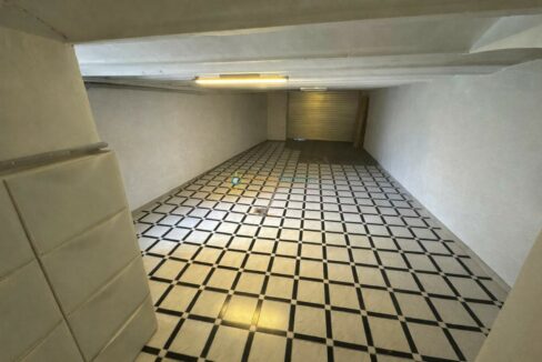 Garaje ordenado con suelo ajedrezado