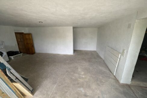 Garaje vacío con puerta abierta