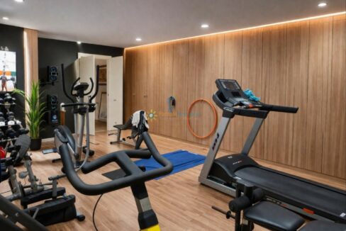Gimnasio moderno y luminoso en casa
