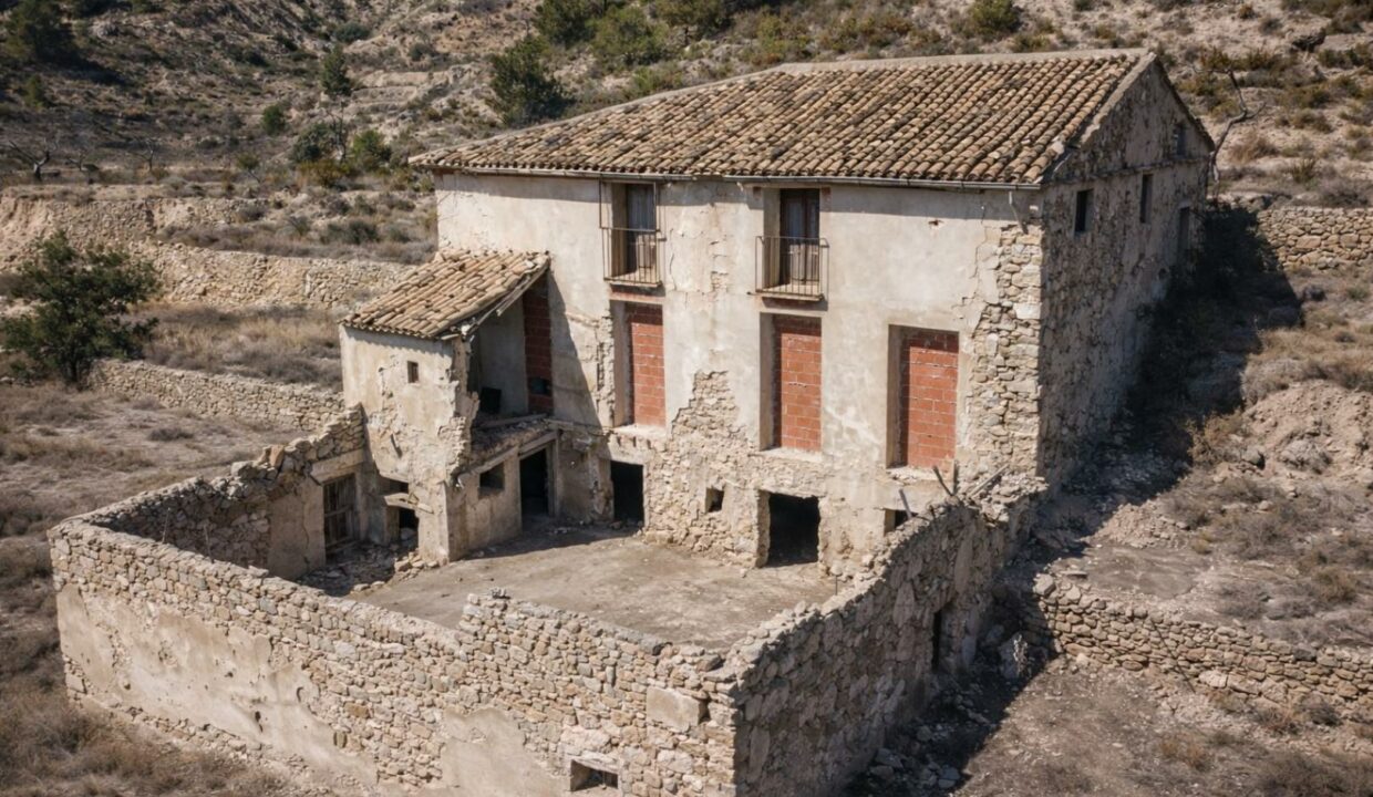 Granja abandonada en paisaje árido (2)