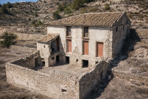 Granja abandonada en paisaje árido (2)