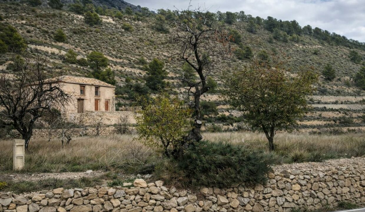 Granja abandonada en paisaje montañoso (1)