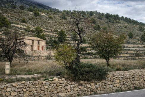 Granja abandonada en paisaje montañoso (1)
