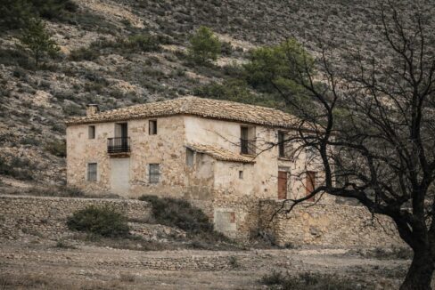 Granja abandonada en paisaje montañoso
