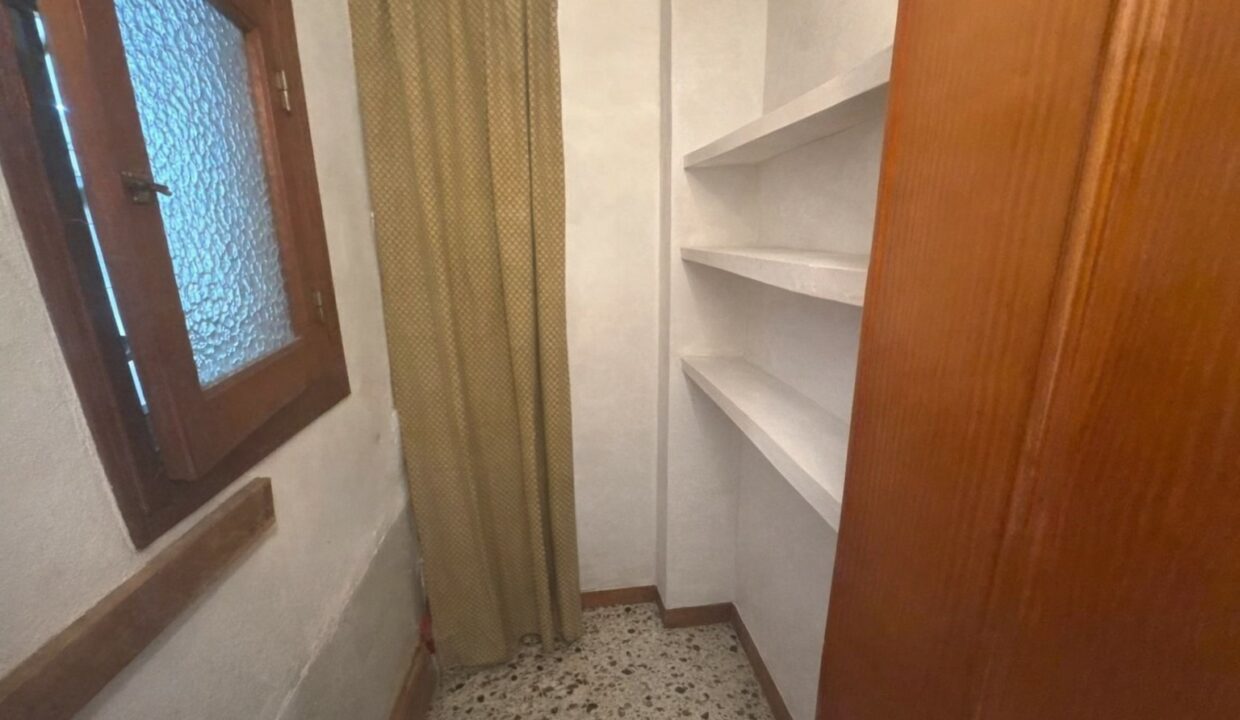 Guardilla ordenada con cortina mostaza