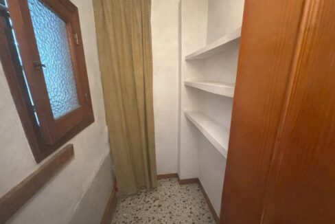 Guardilla ordenada con cortina mostaza