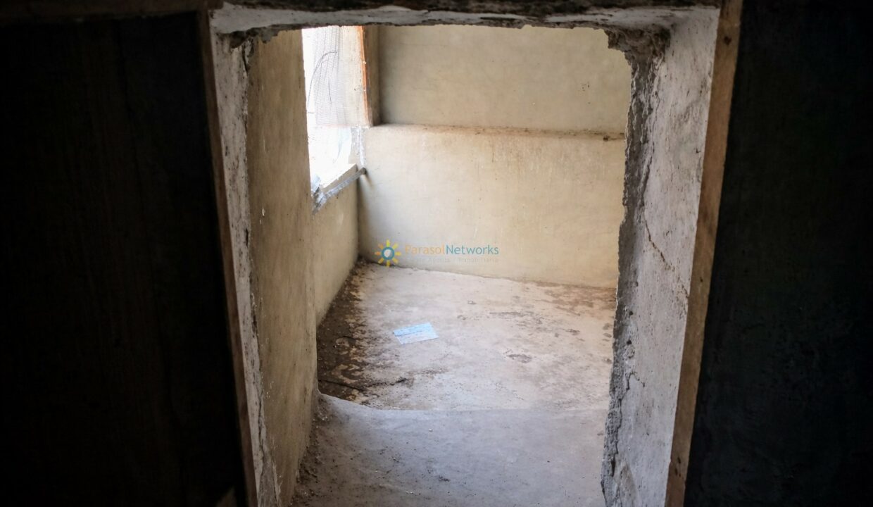 Habitación abandonada a través de la puerta