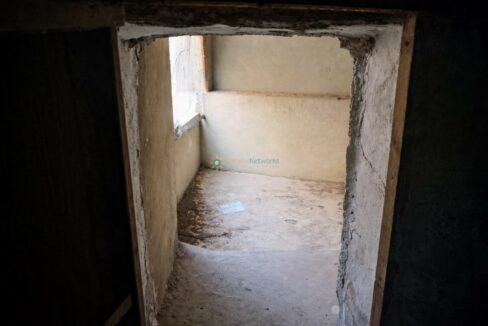 Habitación abandonada a través de la puerta