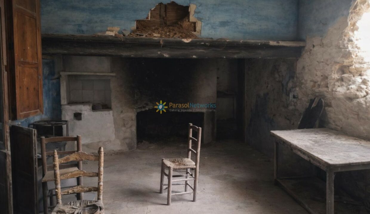 Habitación abandonada con chimenea apagada