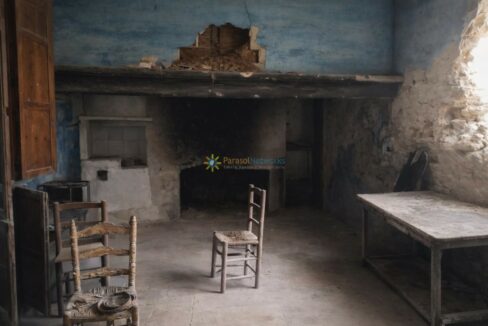 Habitación abandonada con chimenea apagada