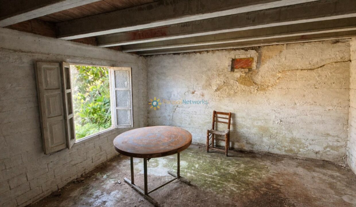 Habitación abandonada con luz natural