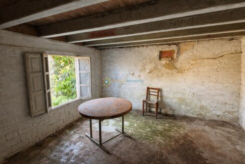 Habitación abandonada con luz natural