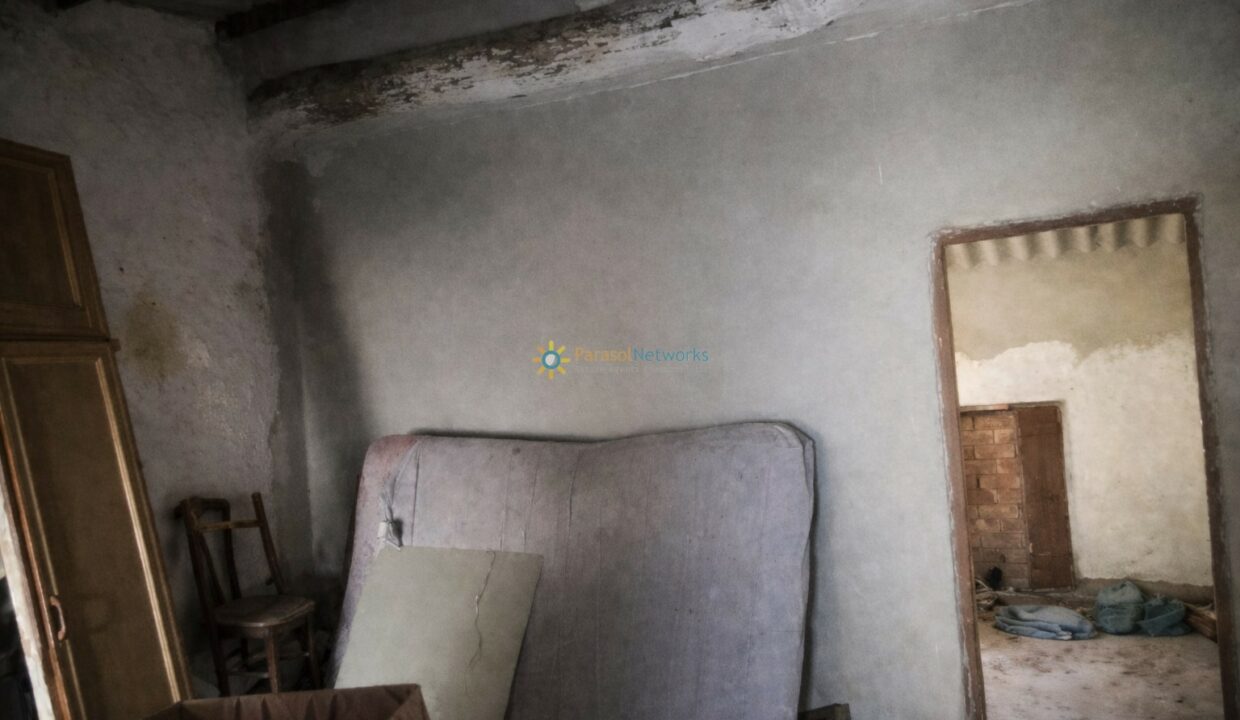 Habitación abandonada con muebles viejos