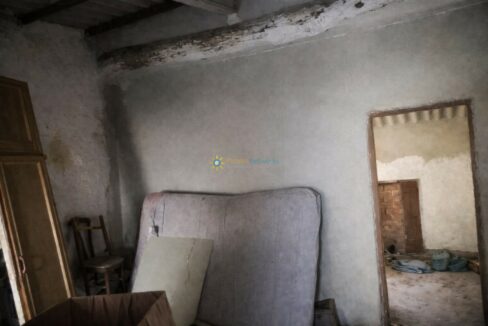 Habitación abandonada con muebles viejos