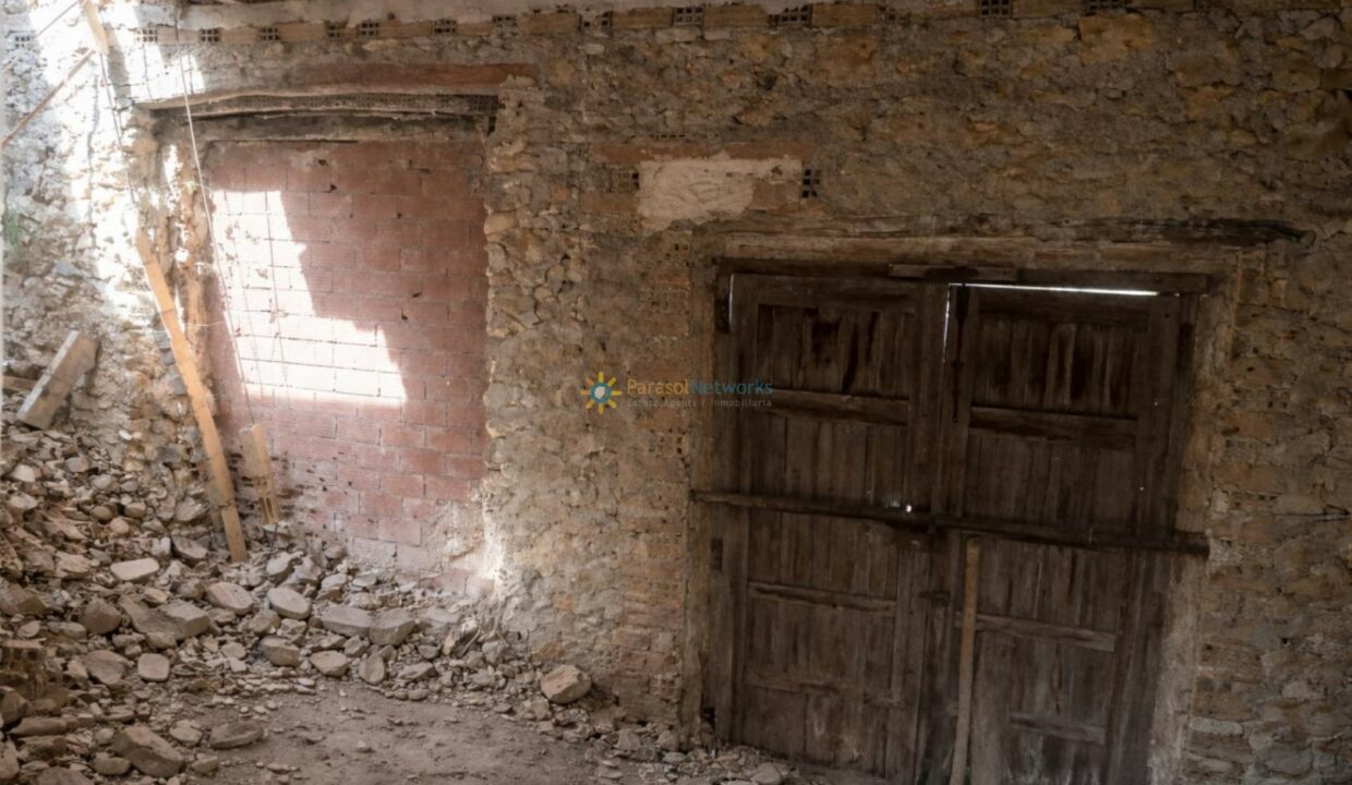 Habitación abandonada con muros caídos