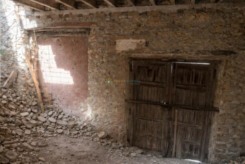 Habitación abandonada con muros caídos