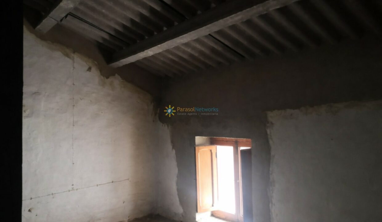 Habitación abandonada con paredes desgastadas