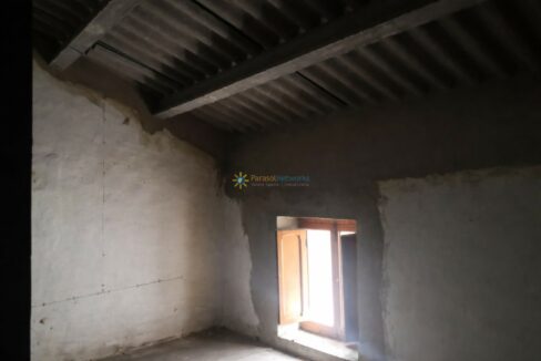Habitación abandonada con paredes desgastadas