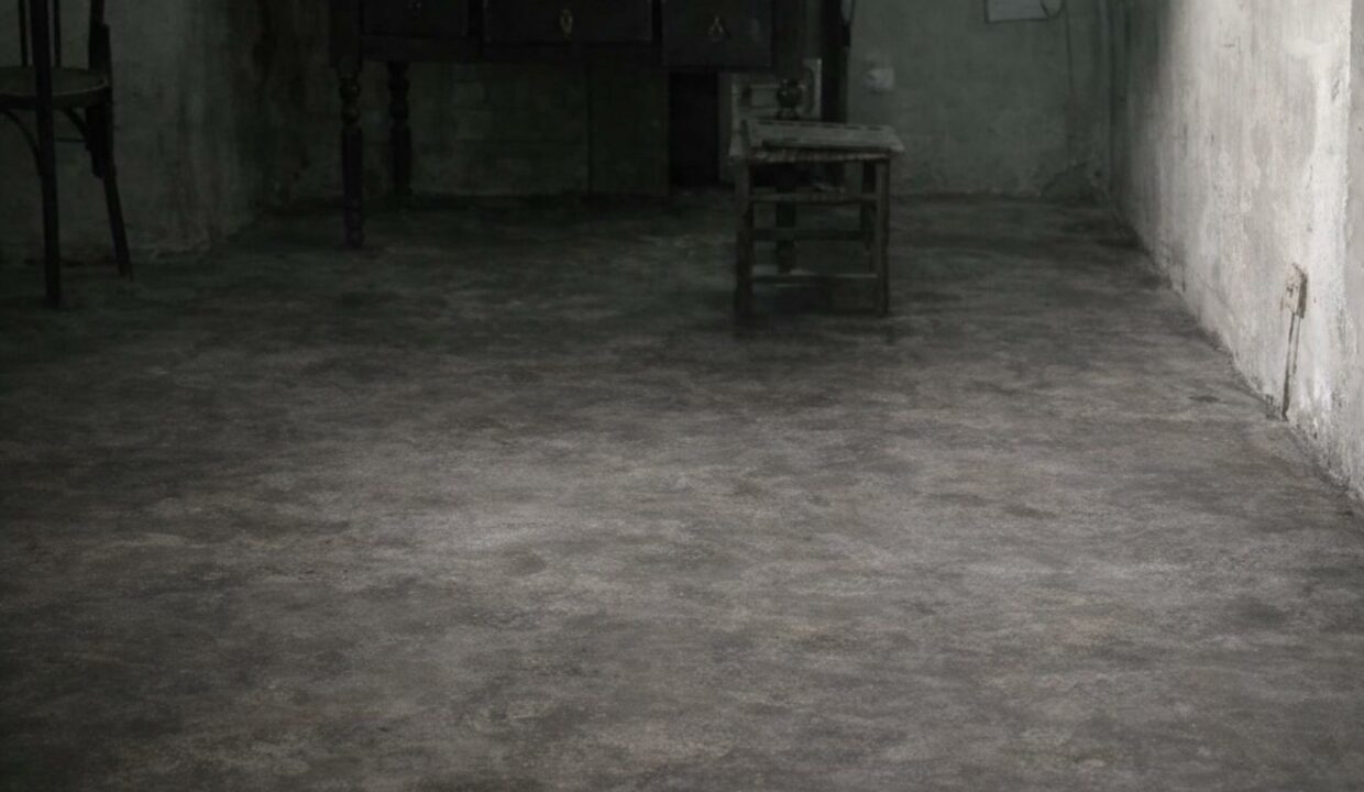 Habitación abandonada y desgastada