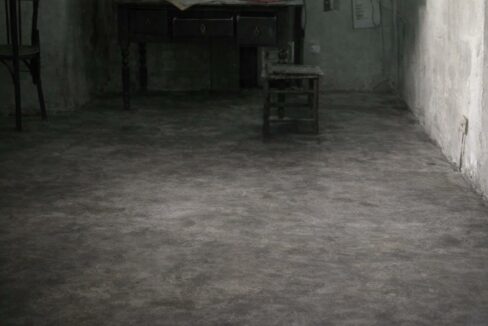 Habitación abandonada y desgastada