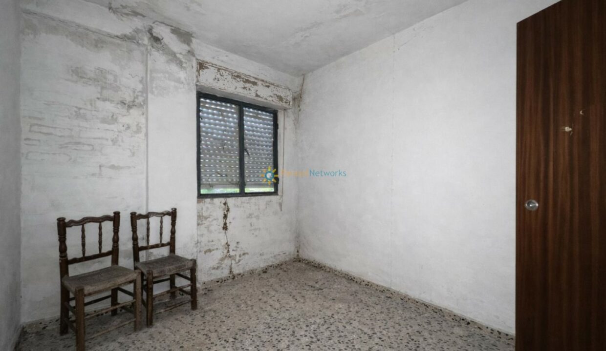 Habitación abandonada y deteriorada