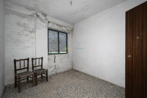 Habitación abandonada y deteriorada