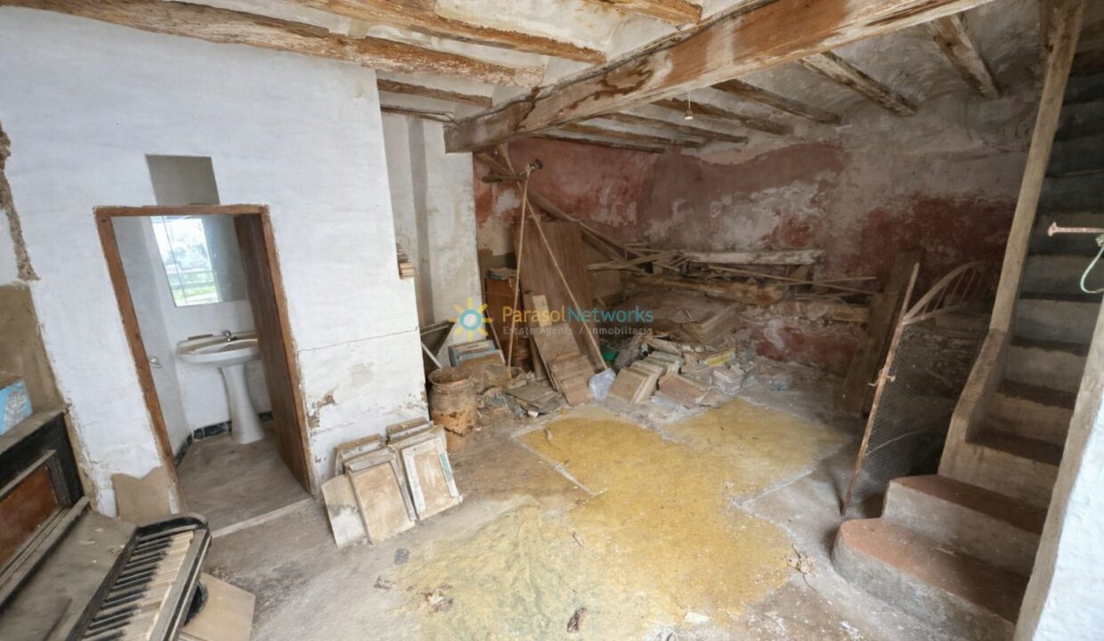 Habitación abandonada y deteriorada(1)