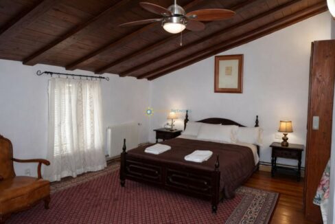 Habitación abuhardillada cálida y acogedora