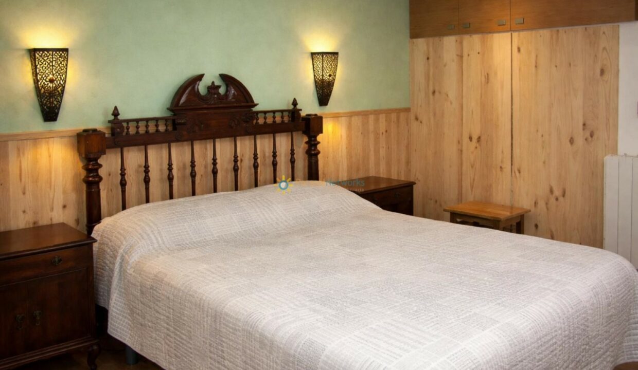 Habitación acogedora con cama de madera