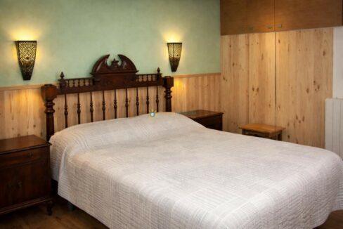 Habitación acogedora con cama de madera