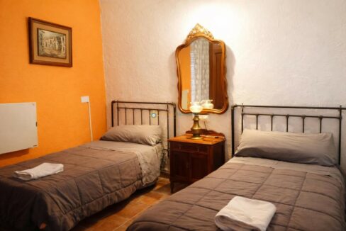 Habitación acogedora con camas individuales