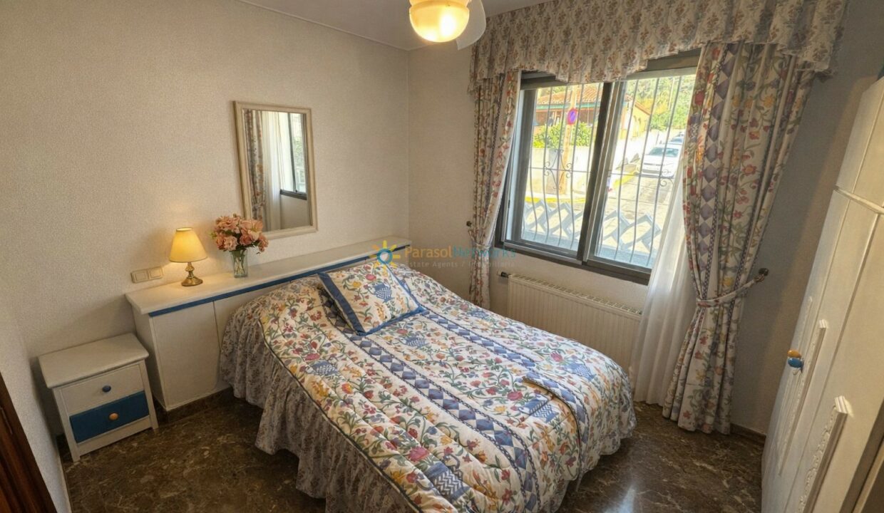 Habitación acogedora con decoración floral