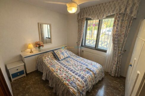 Habitación acogedora con decoración floral