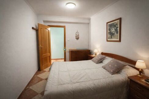 Habitación acogedora con detalles cálidos