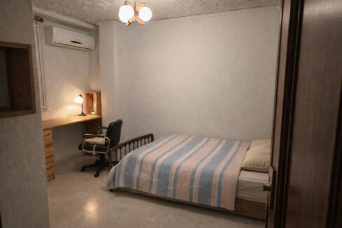 Habitación acogedora con detalles vintage