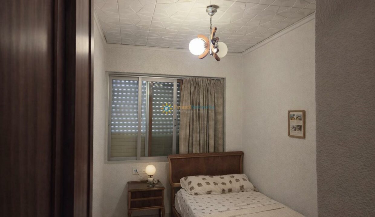 Habitación acogedora con luz cálida