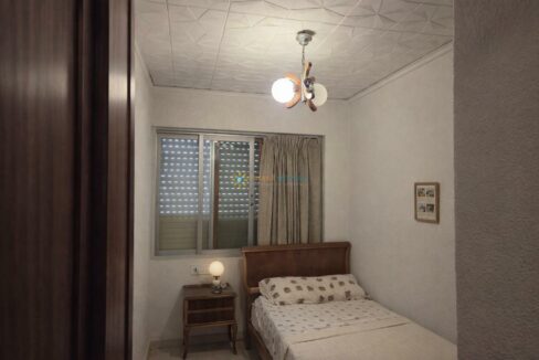 Habitación acogedora con luz cálida