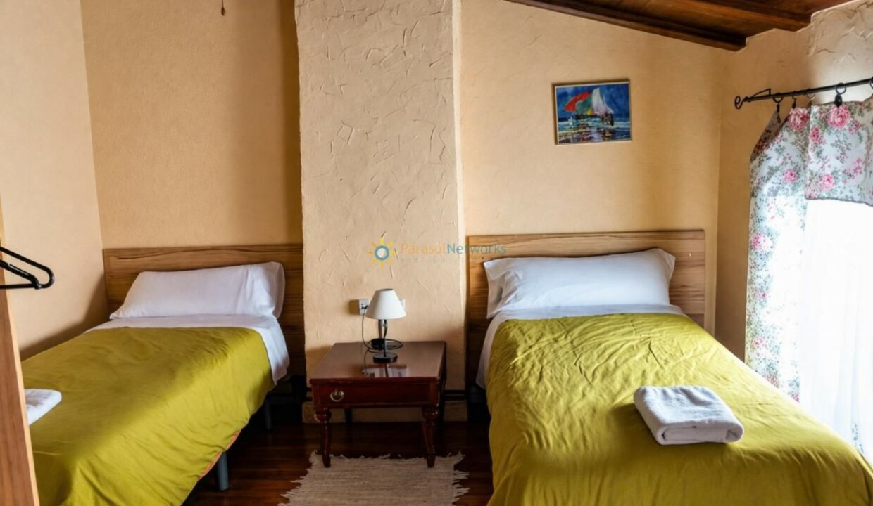 Habitación acogedora en buhardilla cálida