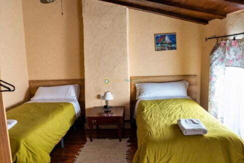 Habitación acogedora en buhardilla cálida